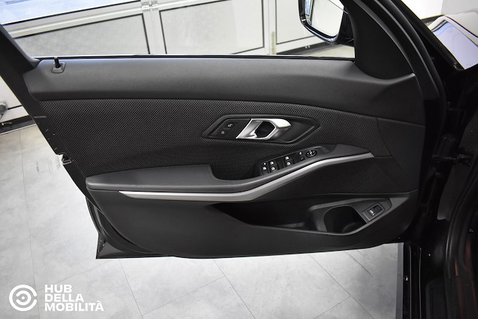 BMW 320d 48V Touring Business Advantage